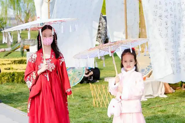 穿汉服游花海——世界花卉大观园花朝汉服文化节开启