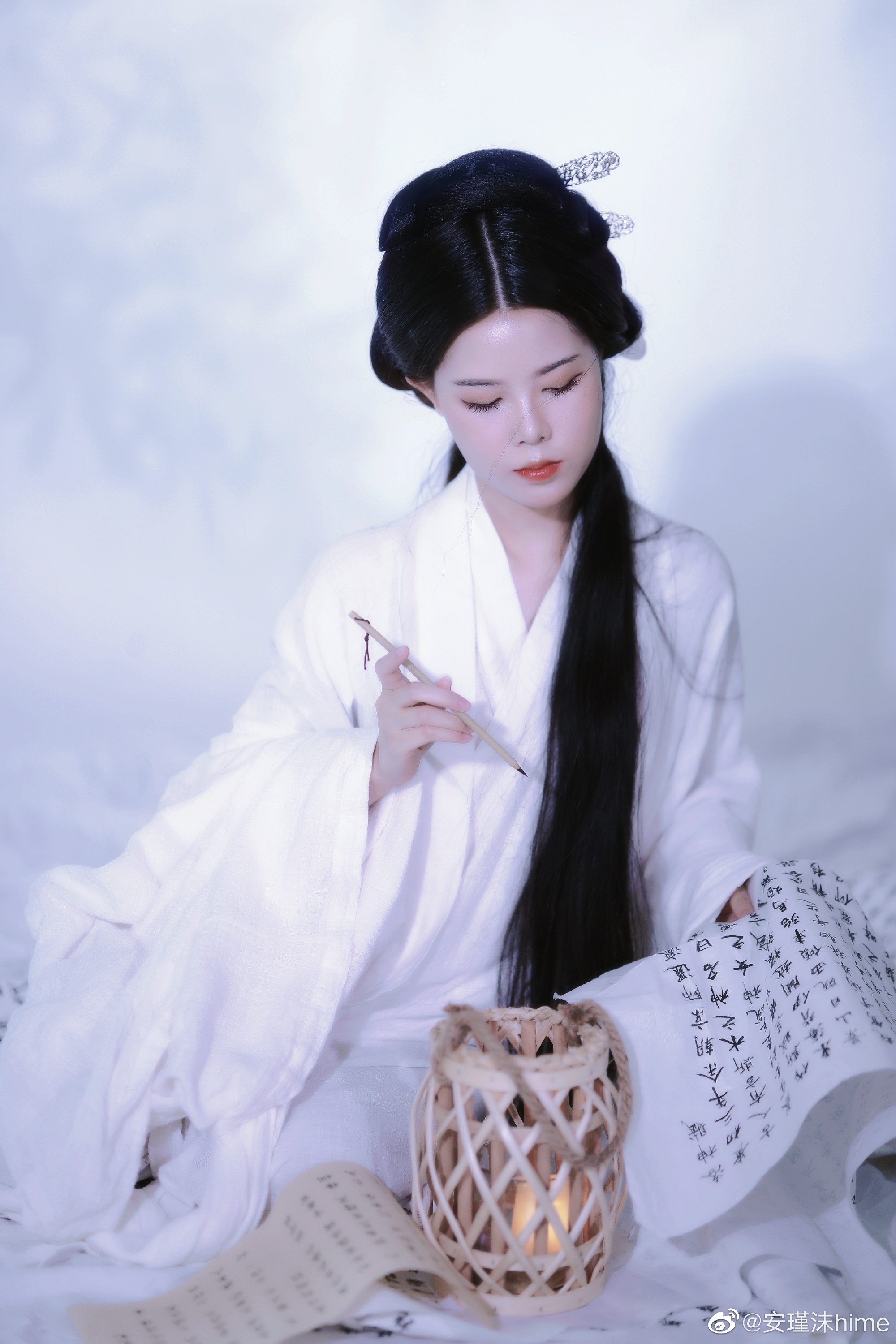 汉服 落花有意随流水，流水无情恋落花。@安瑾沫hime