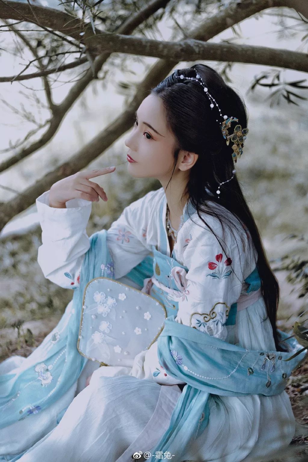 皓露助流華，輕風佐浮涼