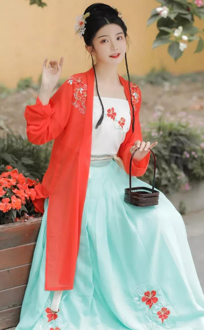 汉服究竟有多美？一袭襦裙霓裳，惊艳了岁月时光