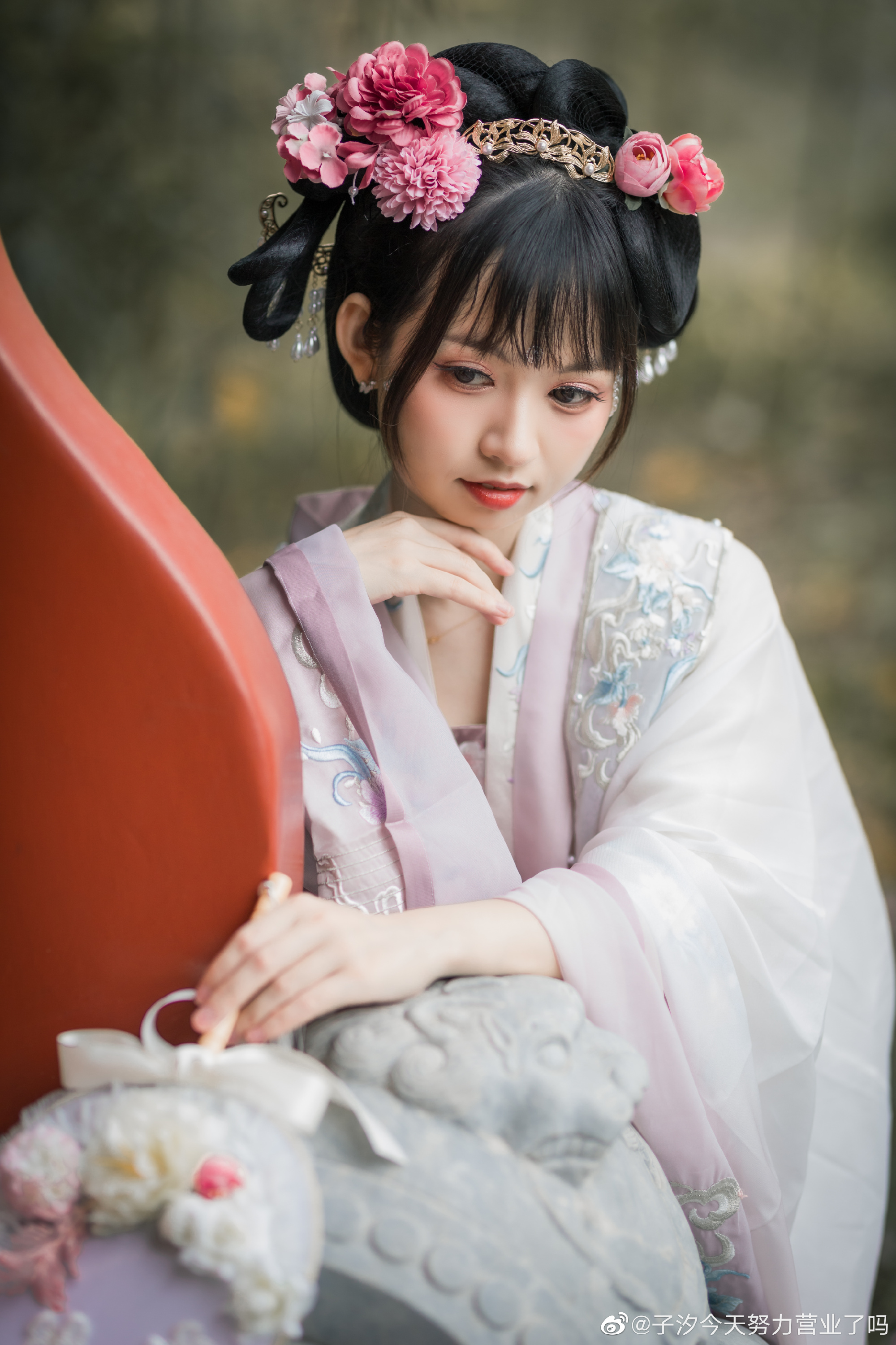 【汉服】大宋小公主出逃啦 宫墙内，孤城闭。 只愿爱人一生顺遂。@子汐今天努力营业了吗