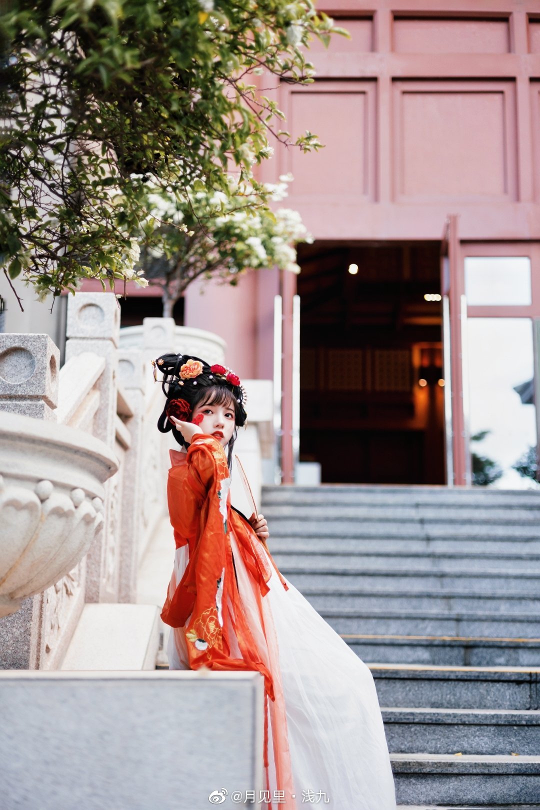 [汉服]云想衣裳花想容， 春风拂槛露华浓。@月见里·浅九