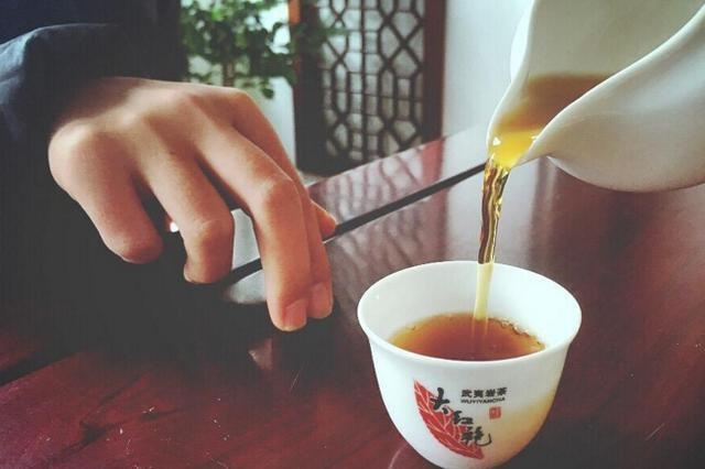 当别人倒茶的时候敲桌子是什么意思？
