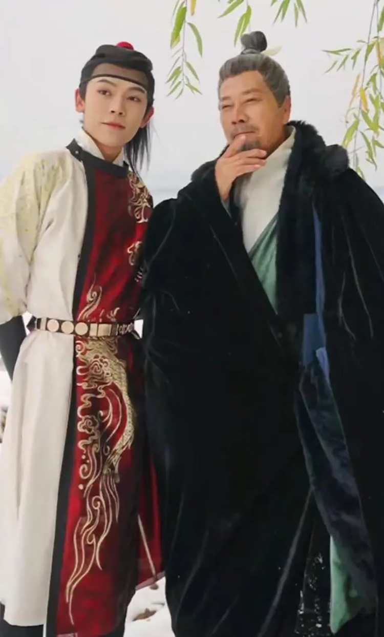 长沙爷爷汉服变装惊艳众人：在故宫拍照被围观