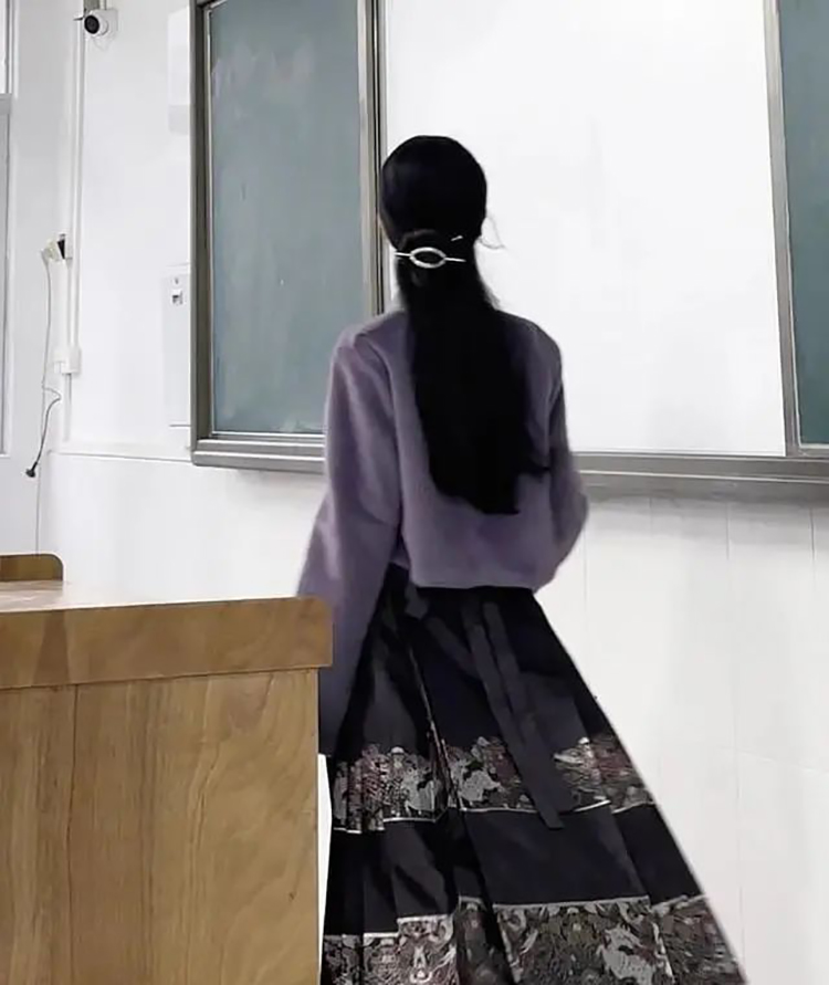 美术老师上课穿汉服，网友赞其端庄大方上档次，不知为何家长看了却直摇头？