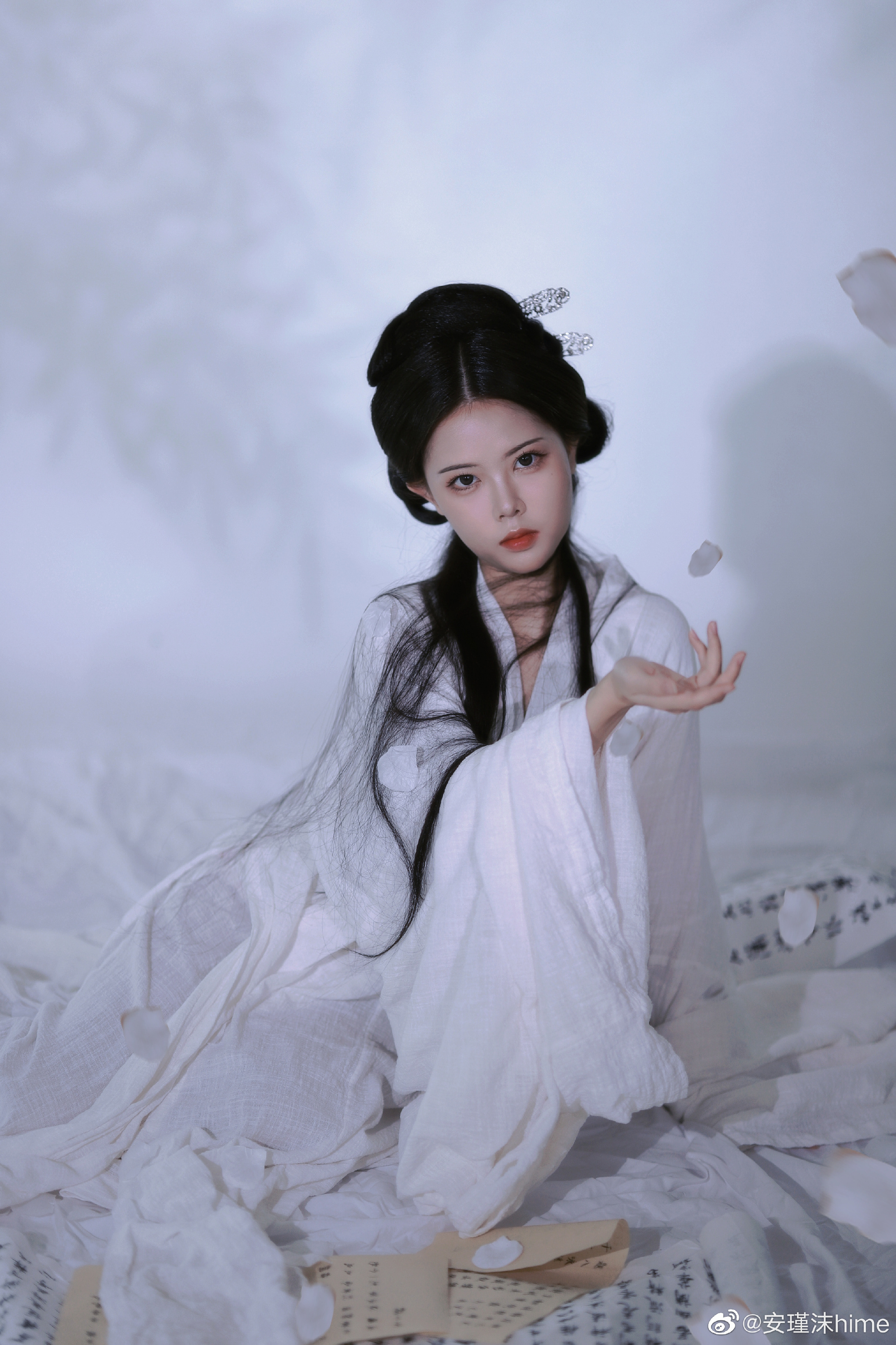 汉服 落花有意随流水，流水无情恋落花。@安瑾沫hime