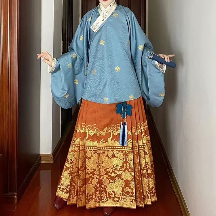 玲娜贝儿中秋服饰争议|中国风应该坚持右衽吗？