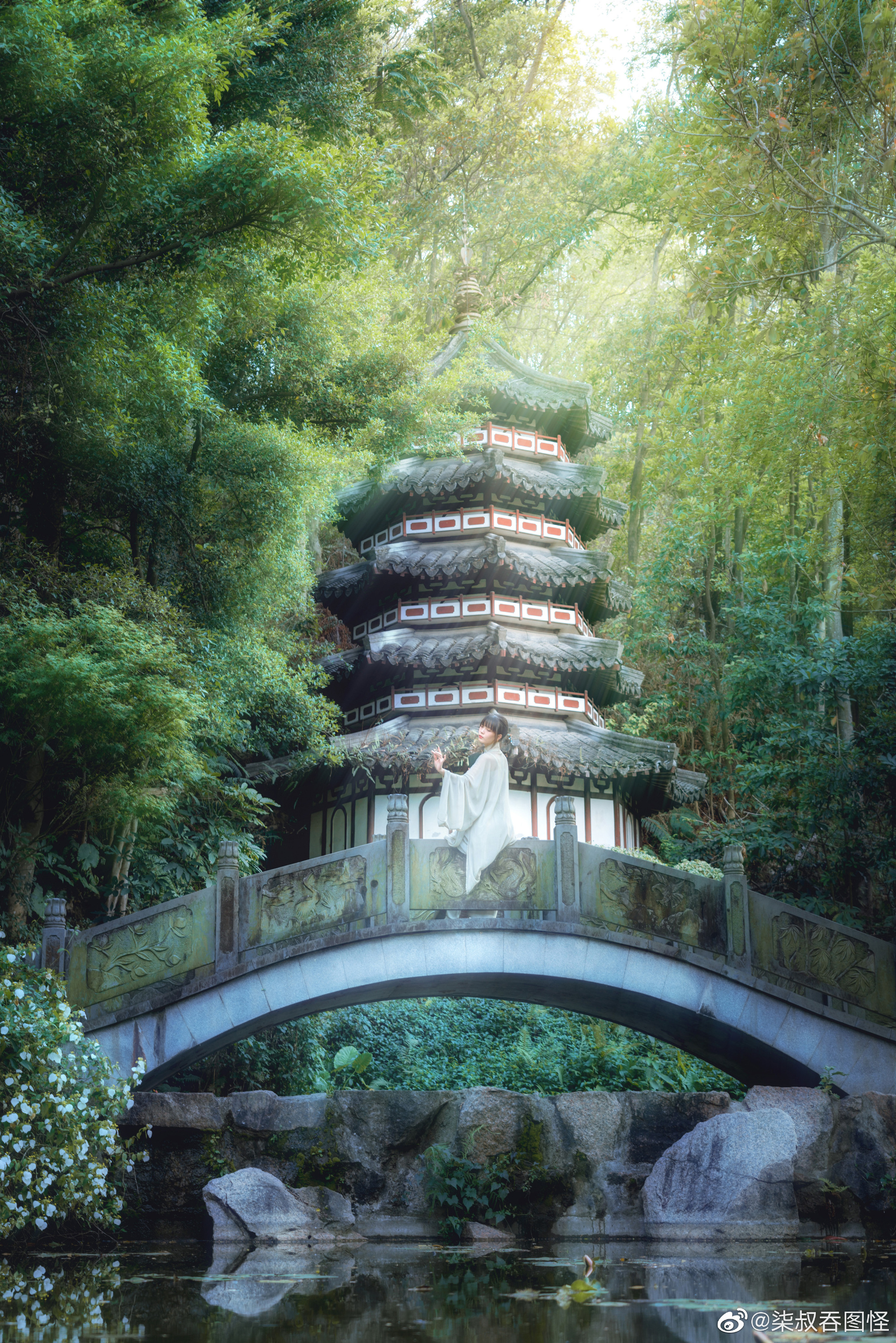 春宵折旧几多愁，花影倚窗人倚楼。@一只陶瓷碗_