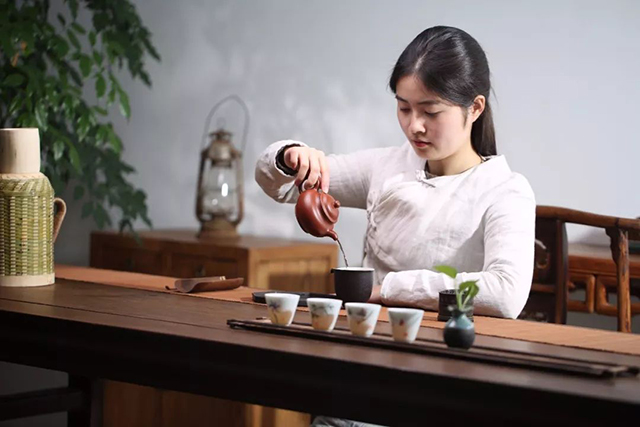 最好的生活丨杯中有茶，口袋有钱，手中有书