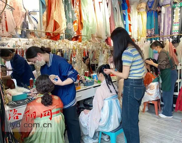 在国外穿汉服的女孩们：推动汉服复兴，顺便当网红！