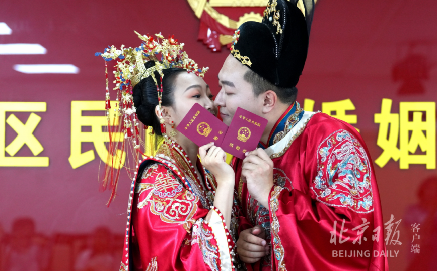 穿汉服来领证，感受传统浪漫，3250对新人七夕结良缘