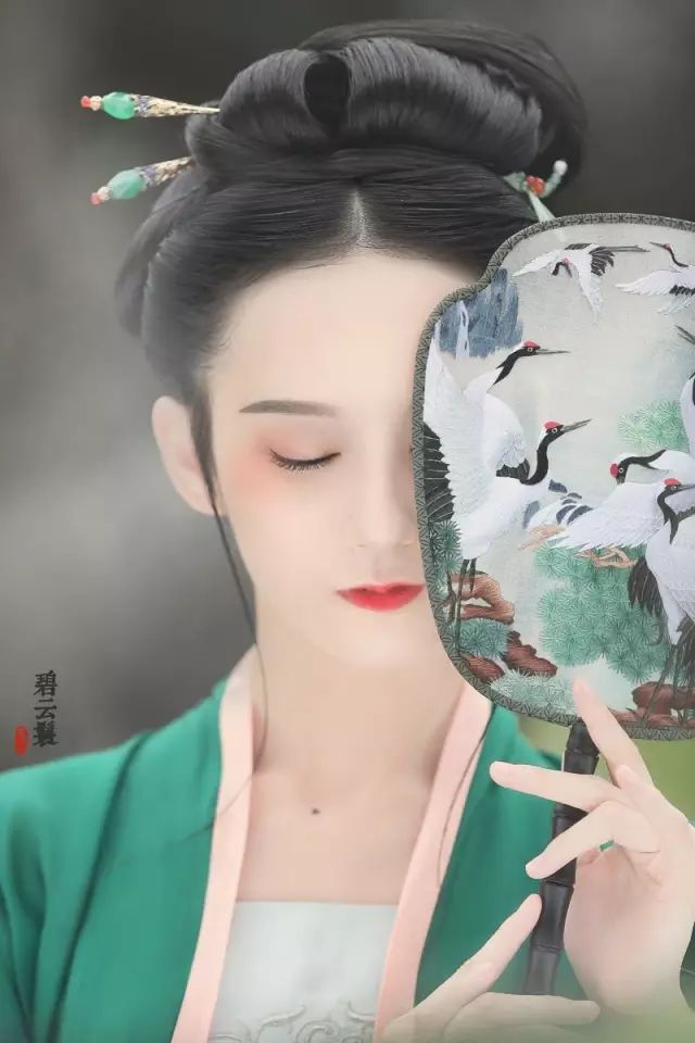 【仙气汉服】粉领绣褙凝深翠，玉蜓飞上碧云鬟