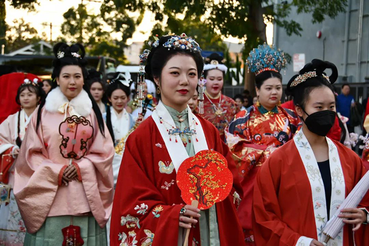 华流才是顶流！中国汉服方阵首次亮相好莱坞圣诞大游行