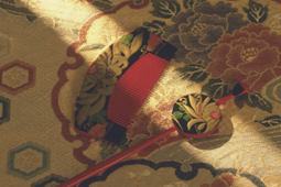 细说女子汉服发饰：点翠、梳篦的金翠首饰