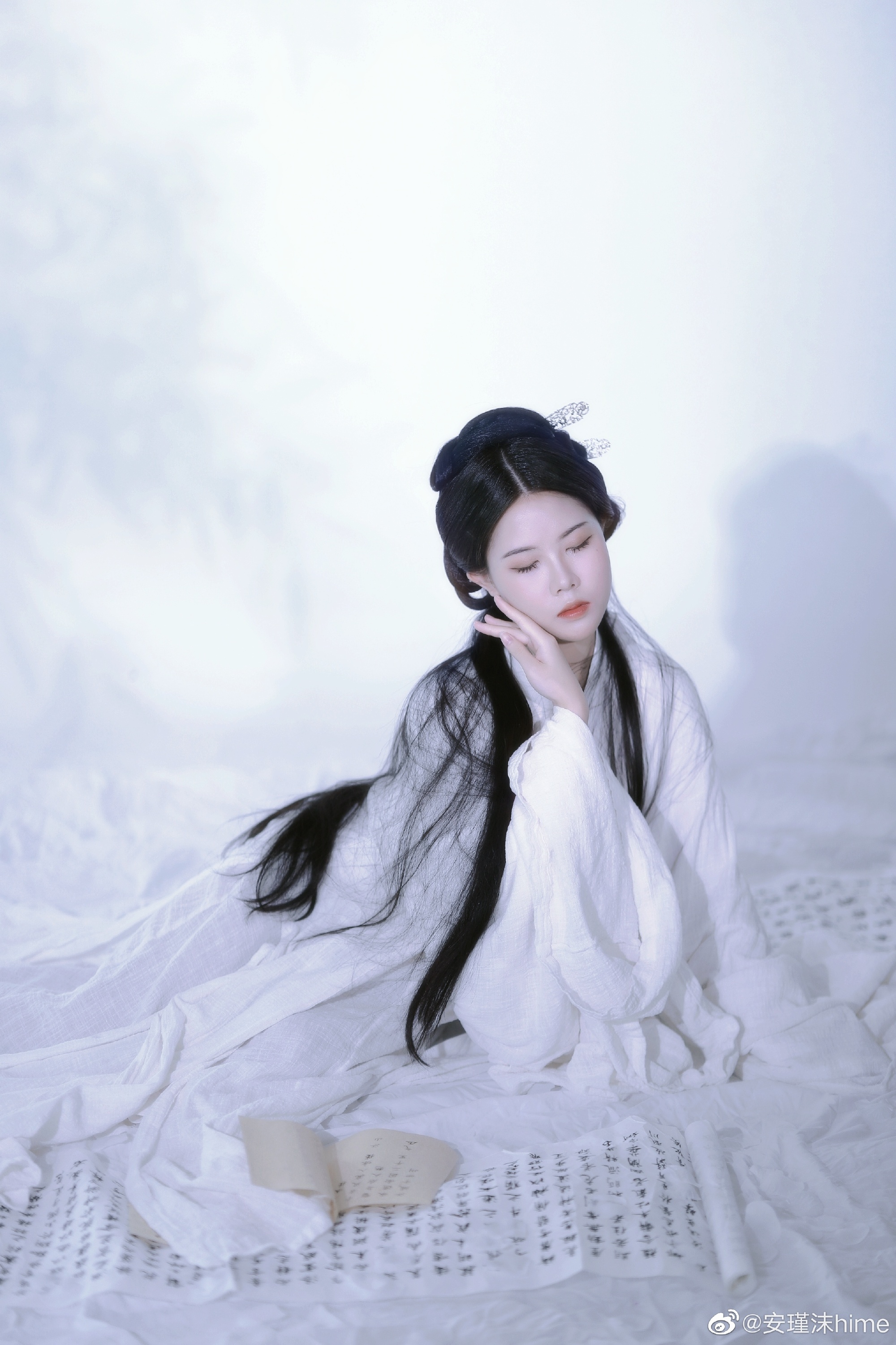 汉服 落花有意随流水，流水无情恋落花。@安瑾沫hime