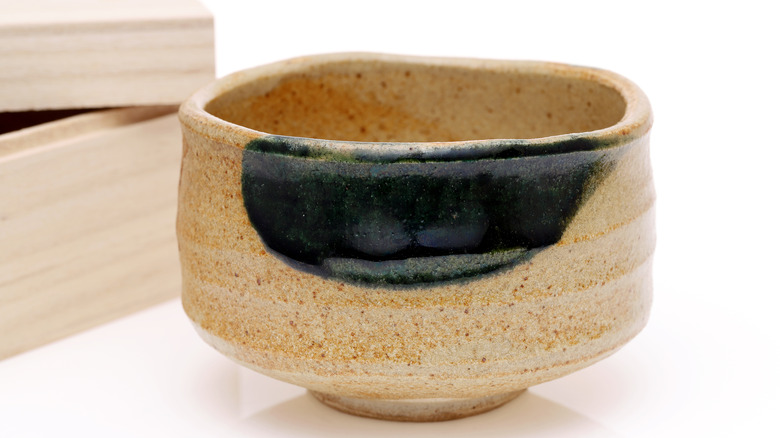 为什么东京的茶室会让你用一个25000美元的碗喝茶