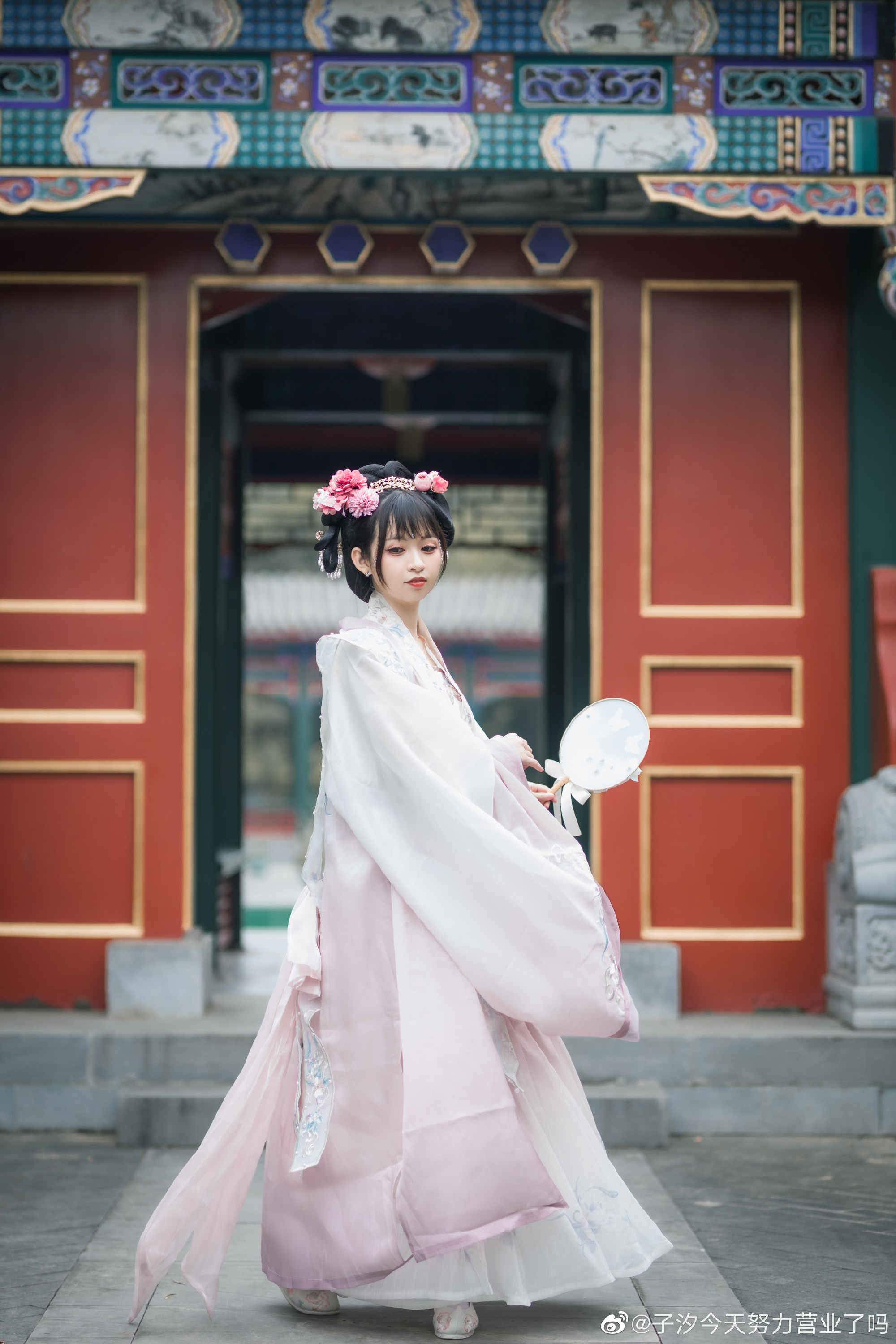 【汉服】大宋小公主出逃啦 宫墙内，孤城闭。 只愿爱人一生顺遂。@子汐今天努力营业了吗