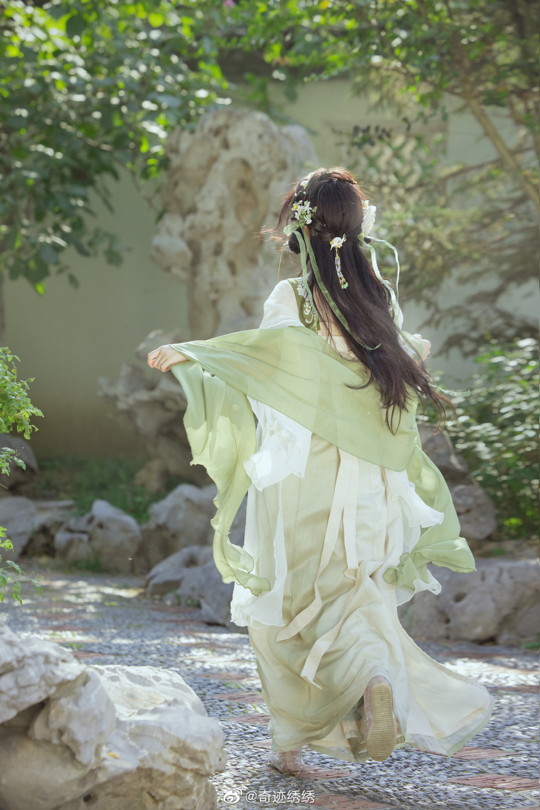 莺莺燕燕春春，花花柳柳真真。@奇迹绣绣