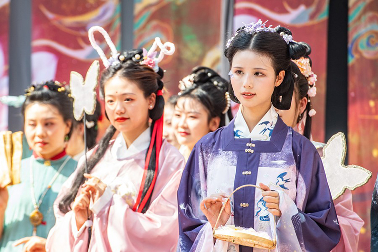 “友好”城市那么多 汉服游为何热洛阳