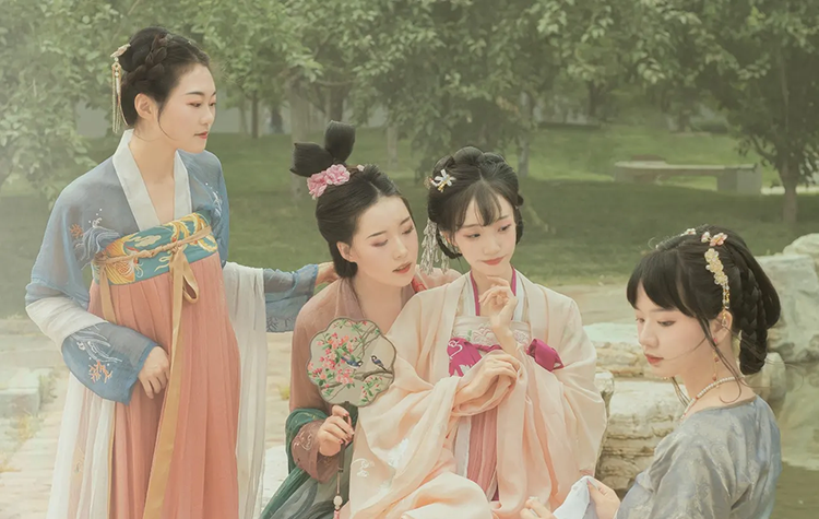 回归传统：汉服如何回归现代风格