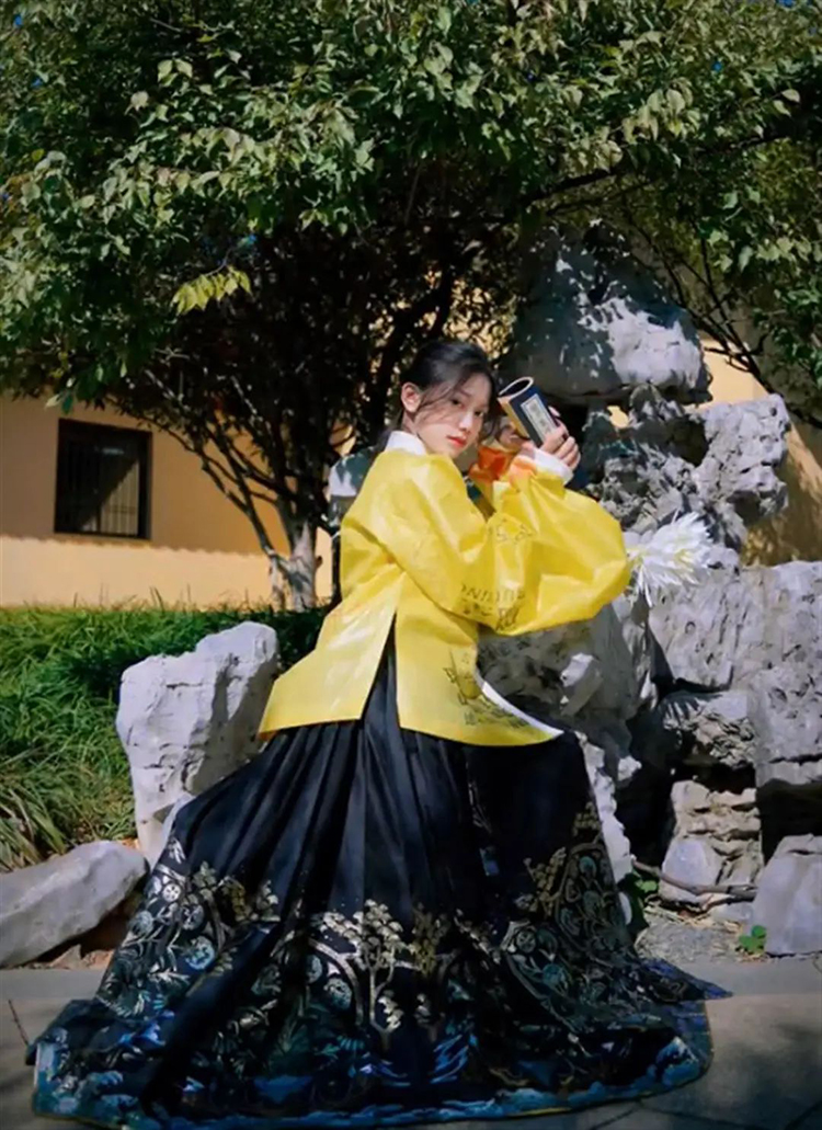 女生用尿素袋子做汉服拍出唯美照片