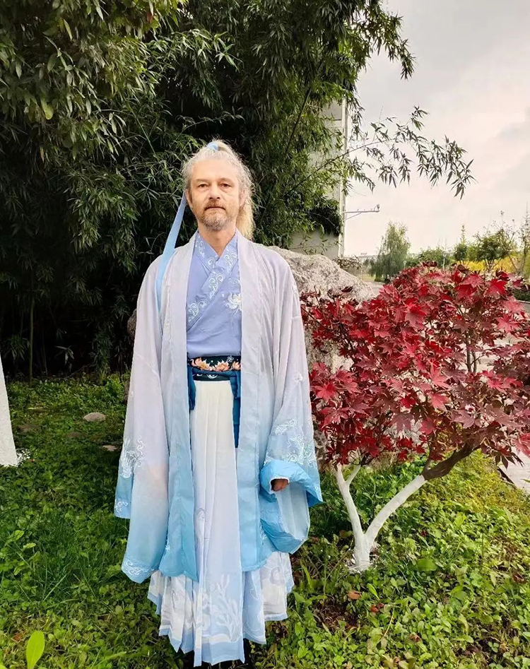 四川一外教穿汉服上课，来中国17年,熟读四大名著、会炒宫保鸡丁