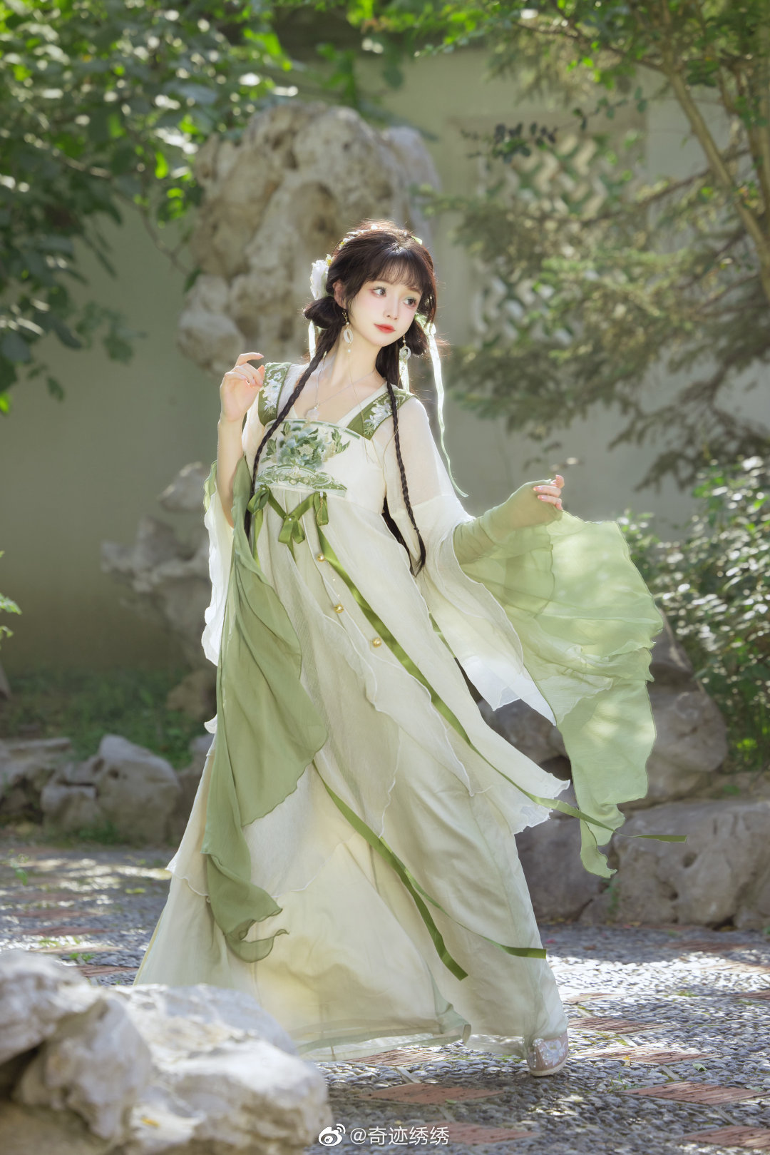 莺莺燕燕春春，花花柳柳真真。@奇迹绣绣