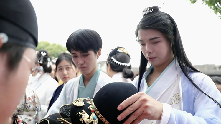 现代汉服：传统汉服的创新与延续