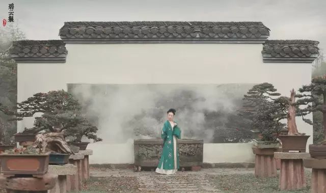 【仙气汉服】粉领绣褙凝深翠，玉蜓飞上碧云鬟