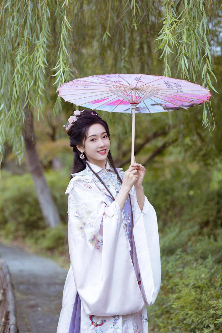 被穿汉服的宣璐惊艳到了！古典又端庄，越看越心动！