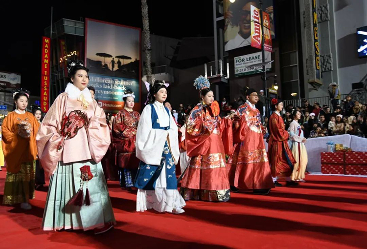 华流才是顶流！中国汉服方阵首次亮相好莱坞圣诞大游行