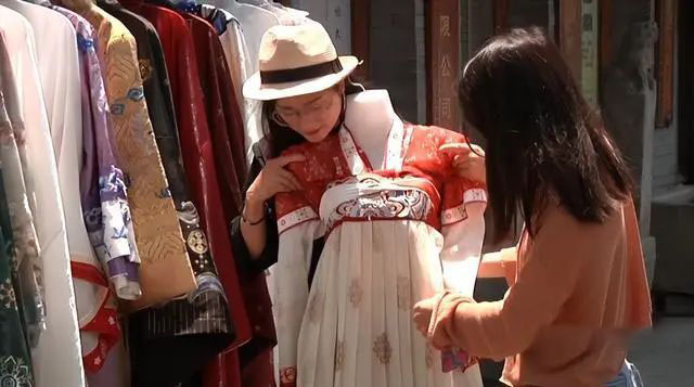 旺季日均收入五六千元！汽配店变汉服店？