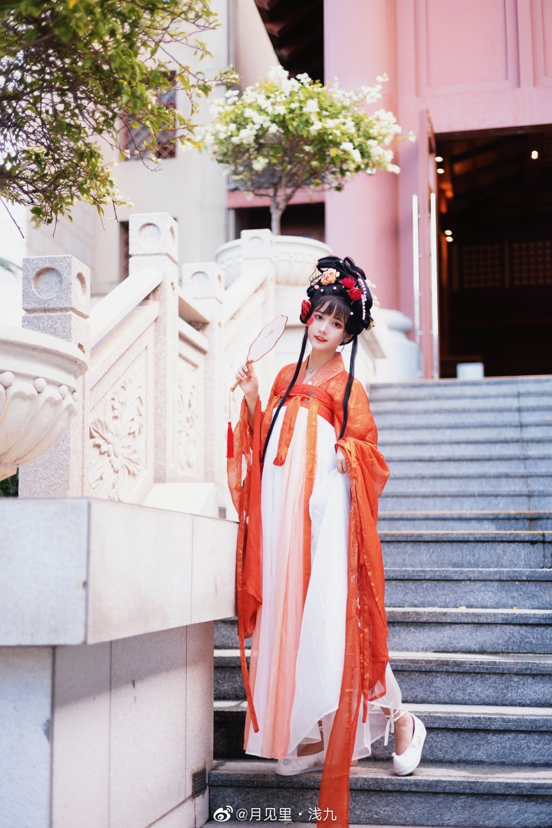 [汉服]云想衣裳花想容， 春风拂槛露华浓。@月见里·浅九