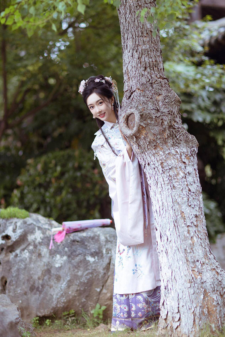 被穿汉服的宣璐惊艳到了！古典又端庄，越看越心动！