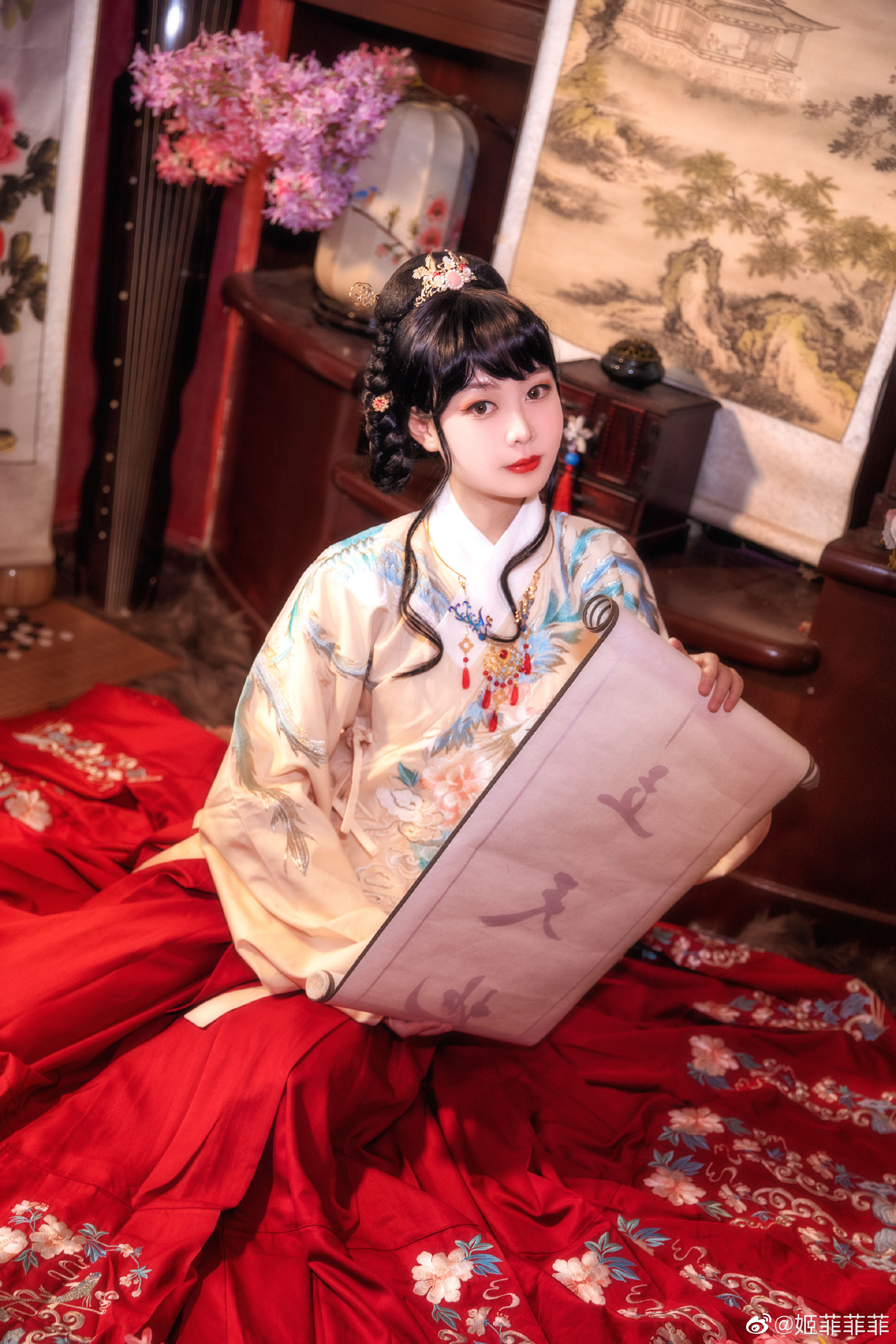 汉服 岁岁皆欢愉，年年皆胜意。@姬菲菲菲