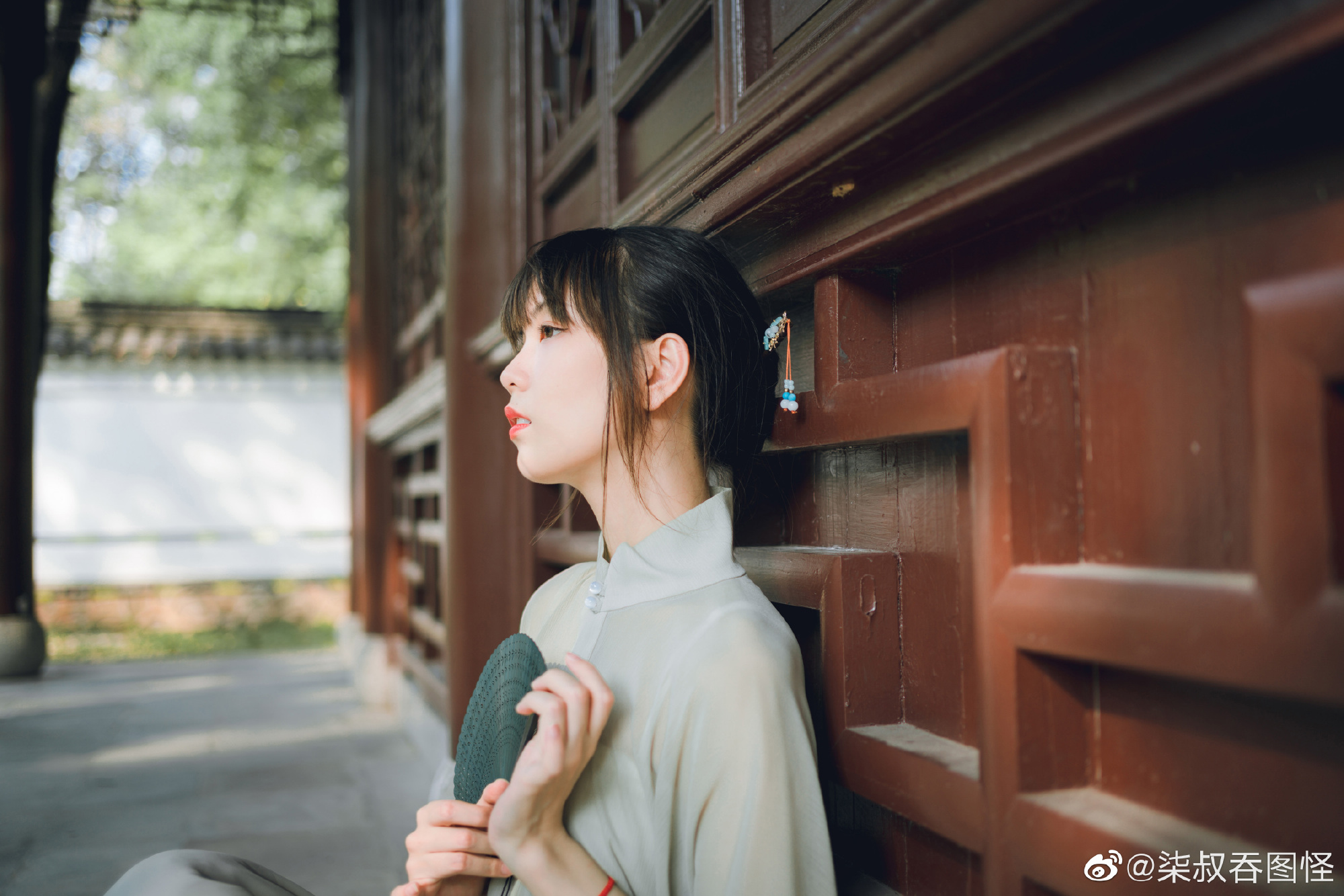 春宵折旧几多愁，花影倚窗人倚楼。@一只陶瓷碗_