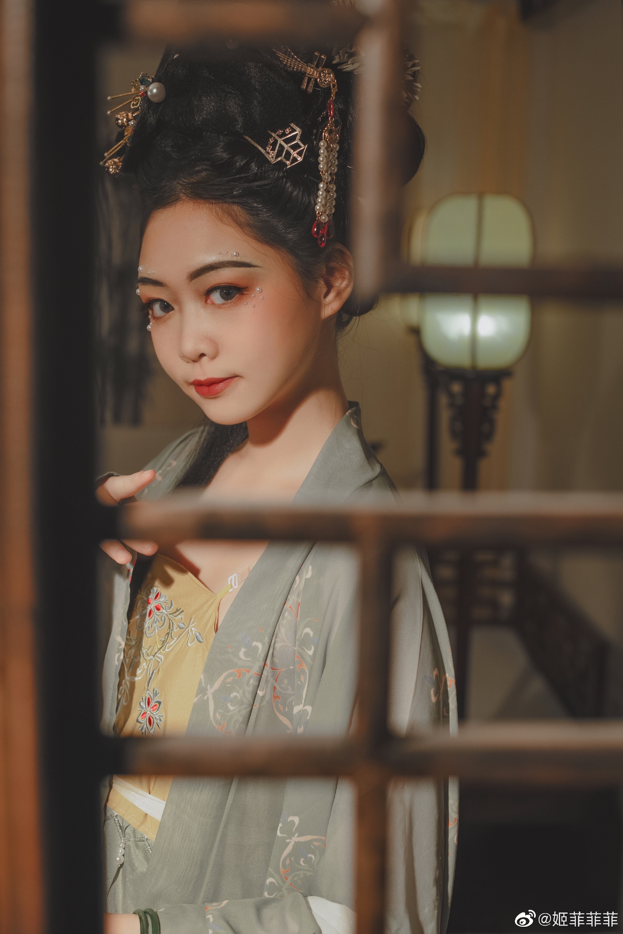 竹雨松风琴韵， 茶烟梧月书声。@姬菲菲菲