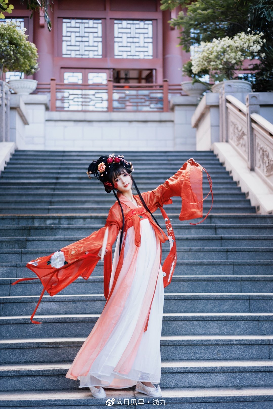 [汉服]云想衣裳花想容， 春风拂槛露华浓。@月见里·浅九