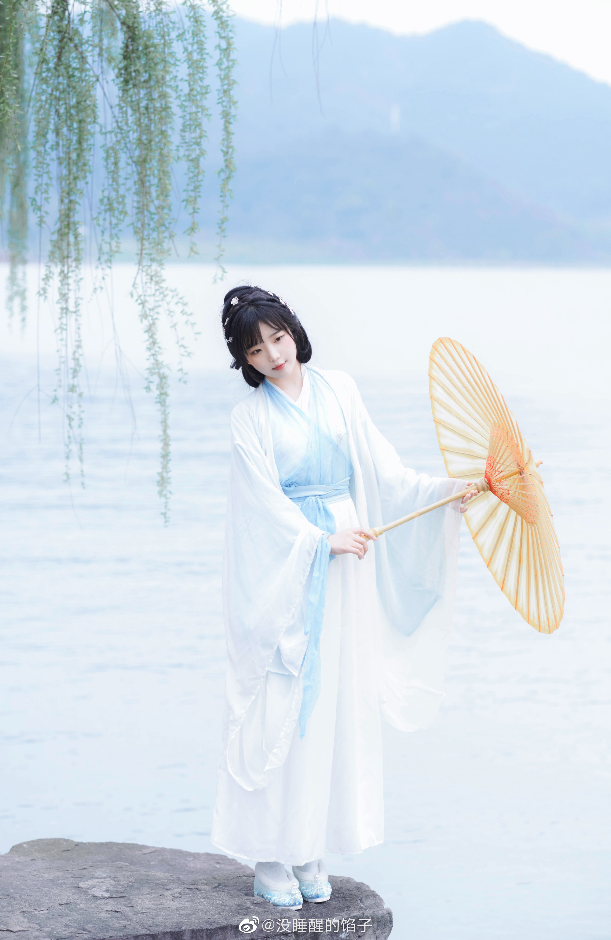 汉服 山水不渡我，琴声不渡江，留你在心上@没睡醒的馅子