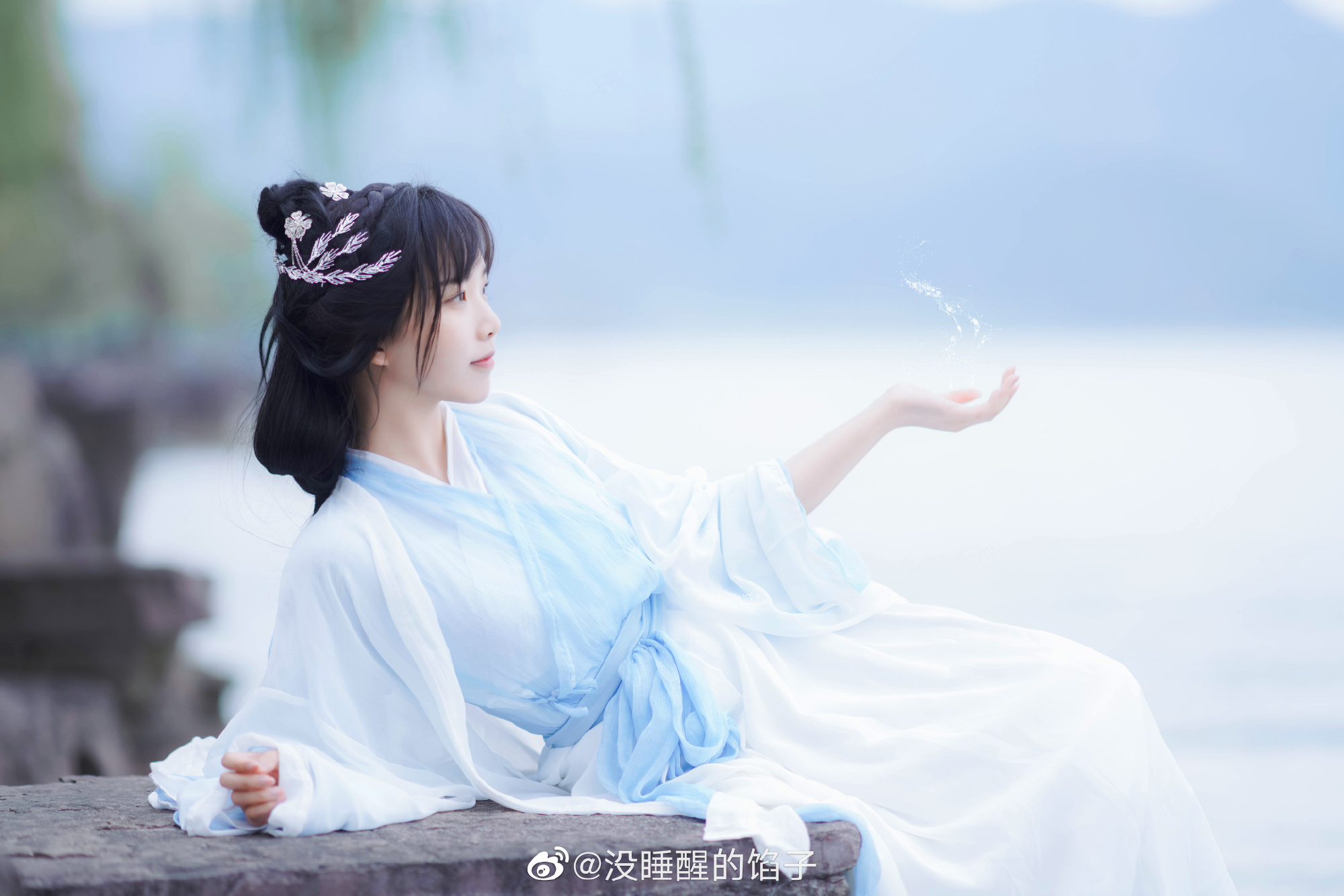 汉服 山水不渡我，琴声不渡江，留你在心上@没睡醒的馅子