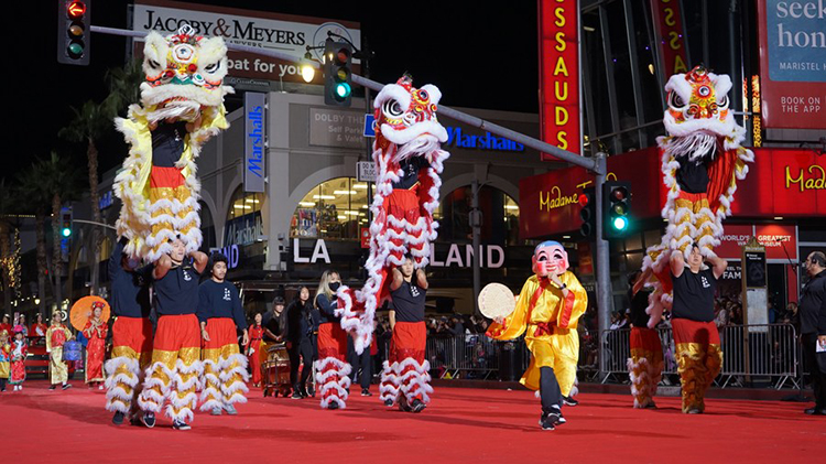 中国汉服元素闪耀好莱坞第90届标志性圣诞大游行