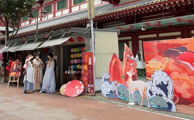 穿着汉服去唐人街，那是一次自由而令人兴奋的经历