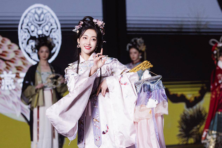 被穿汉服的宣璐惊艳到了！古典又端庄，越看越心动！