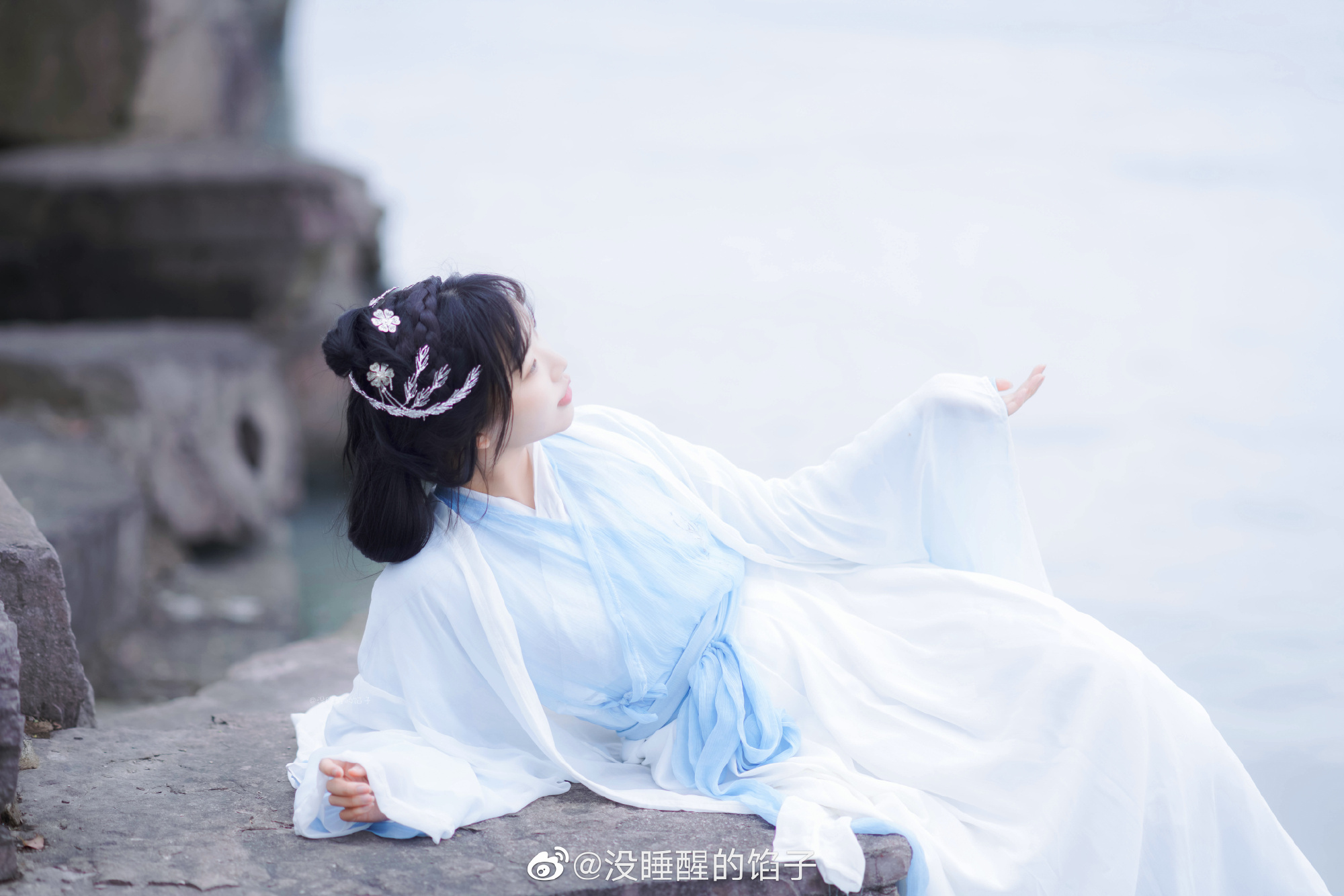 汉服 山水不渡我，琴声不渡江，留你在心上@没睡醒的馅子