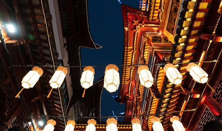 身着汉服，沉浸在城市传统灯会的文化中