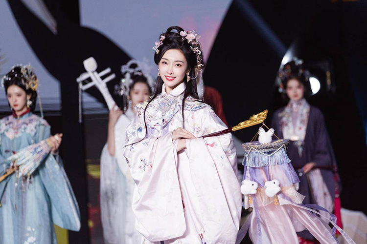 被穿汉服的宣璐惊艳到了！古典又端庄，越看越心动！