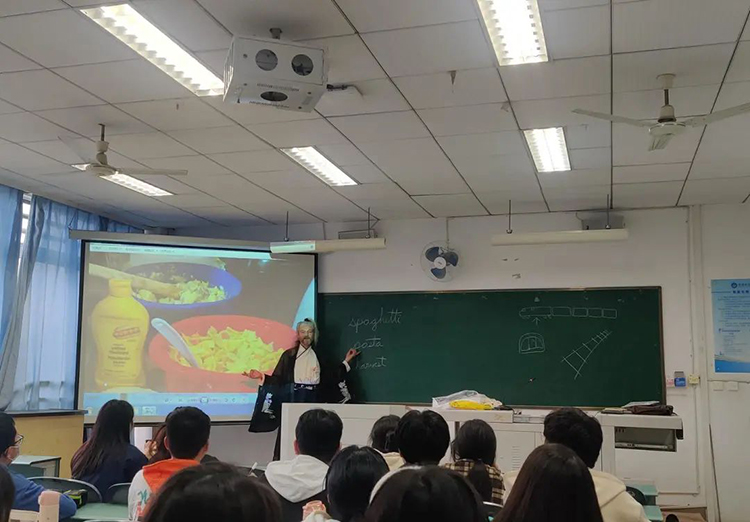 四川一外教穿汉服上课，来中国17年,熟读四大名著、会炒宫保鸡丁