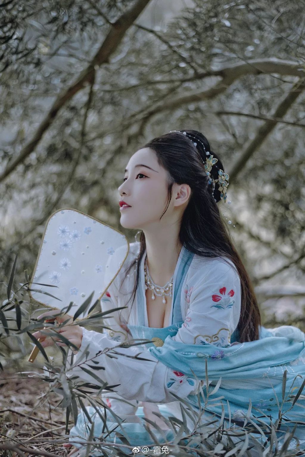 皓露助流華，輕風佐浮涼