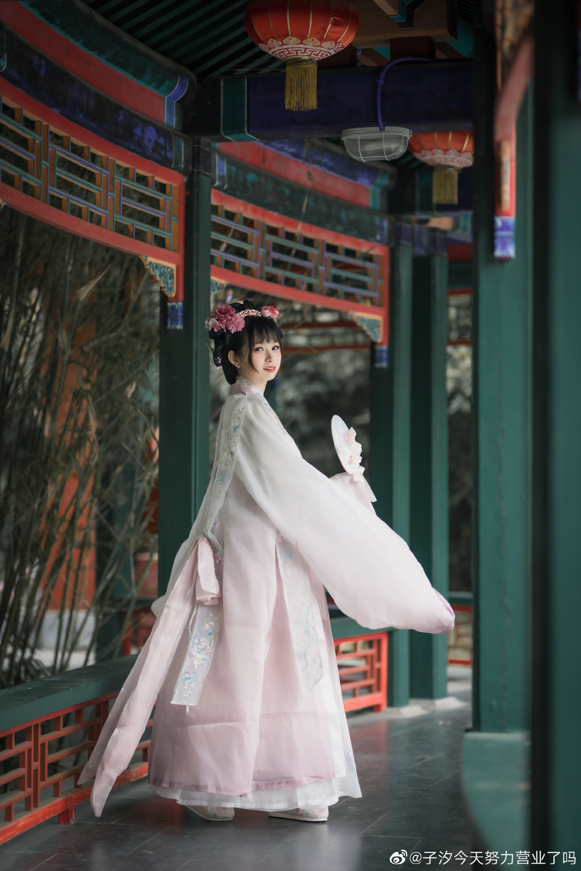 【汉服】大宋小公主出逃啦 宫墙内，孤城闭。 只愿爱人一生顺遂。@子汐今天努力营业了吗