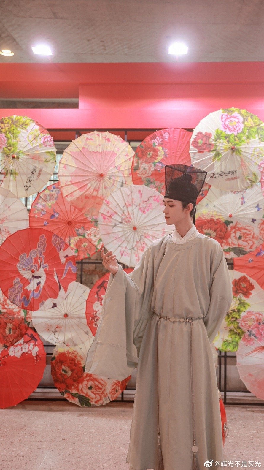 造化绝高处，富春独多观@辉光不是灰光